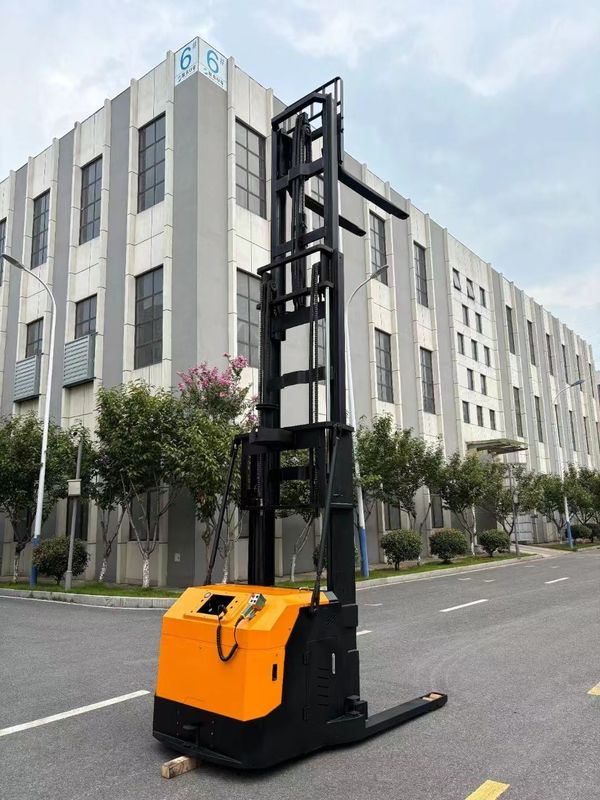 Handling AGV Body Load 3500 kgs 51.2V 200 AH Height 5000 mm